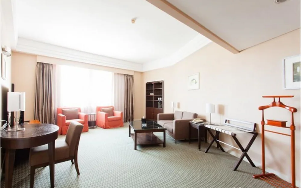 Вид Golden Coast Lawton Hotel 5*