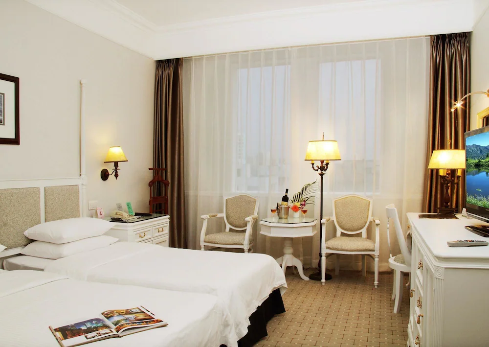 Территория Golden Coast Lawton Hotel 5*