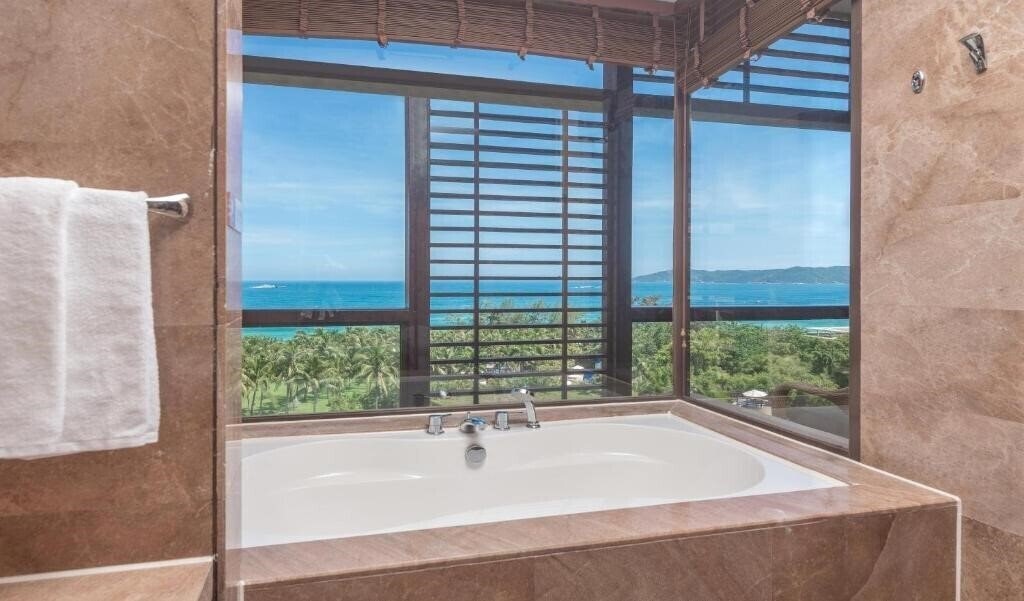 Отель Mangrove Tree Resort Yalongbay 5*