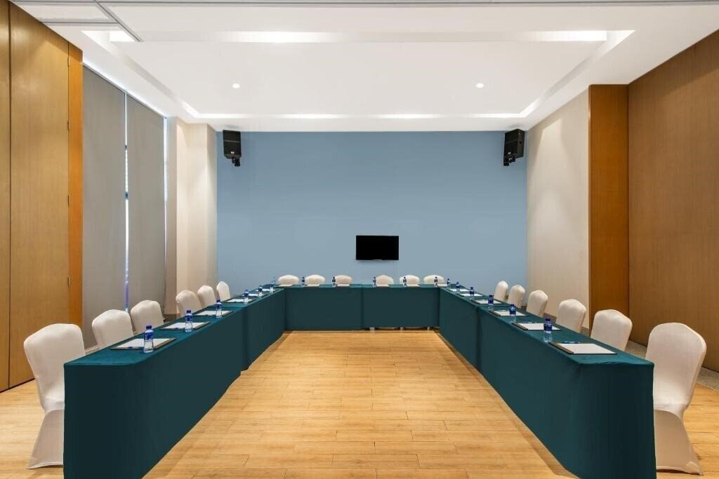 Панорама Holiday Inn Express Haikou West Coast 3*