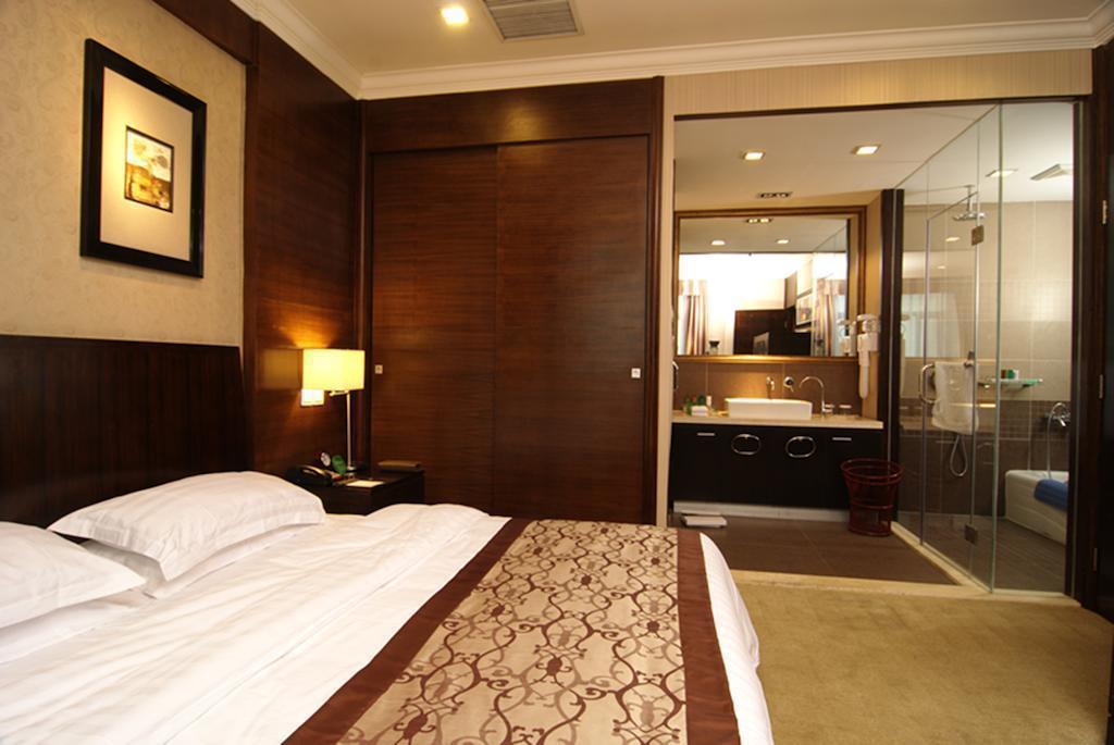 Апартаменти JianGuo Hot Spring 4*