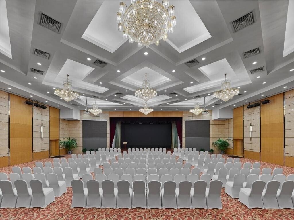 Апартаменти Poly Plaza 4*