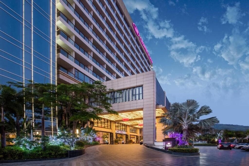 Територія Crowne Plaza Sanya City Center 5*