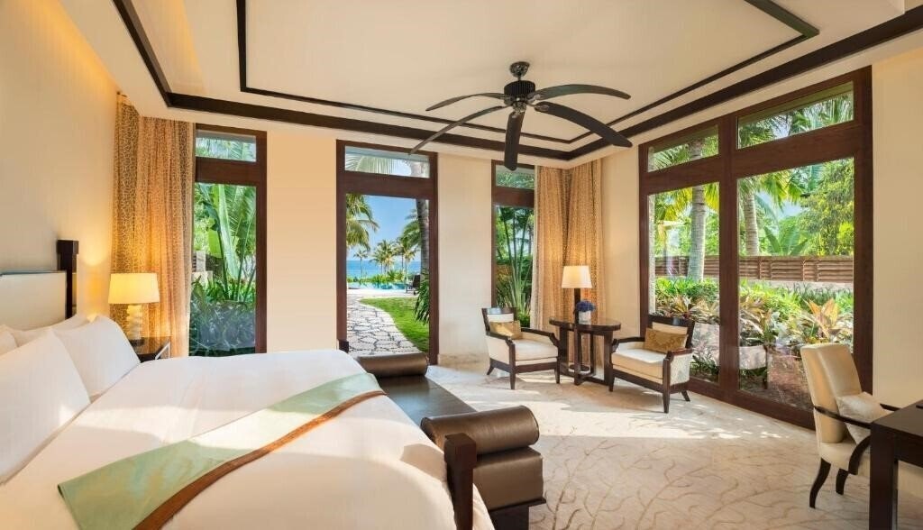 Территория The St. Regis Sanya Yalong Bay Resort 5*