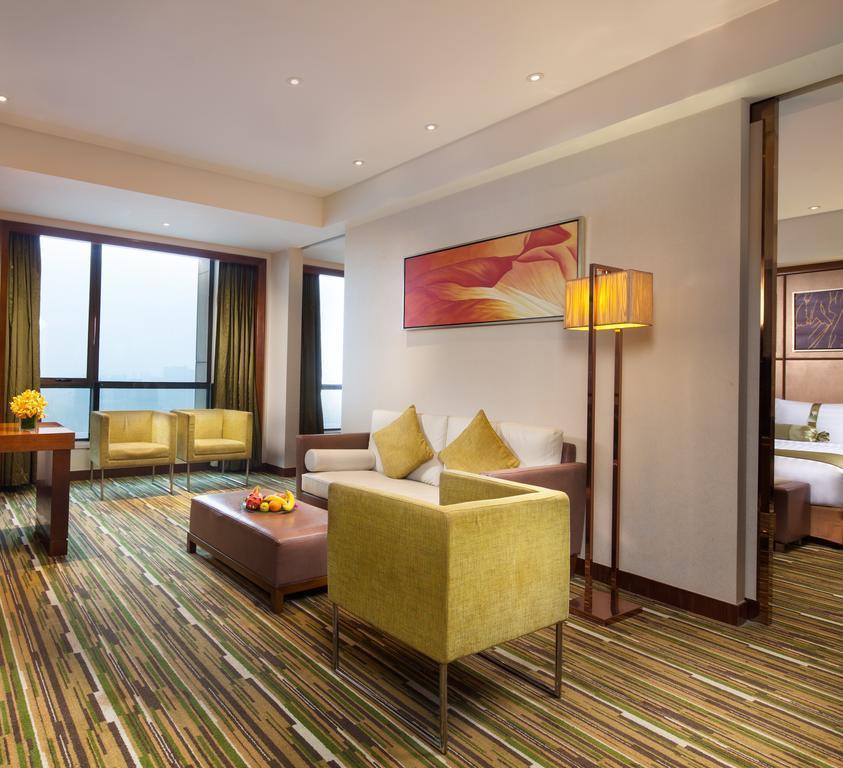 Панорама Holiday Inn Shanghai Jinxiu 4*