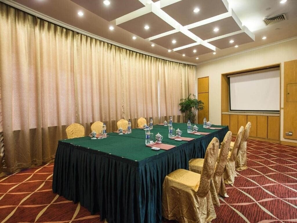 Территория Park Inn by Radisson Shanghai Downtown 4*
