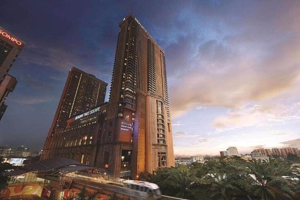 Территория Berjaya Times Square 4*