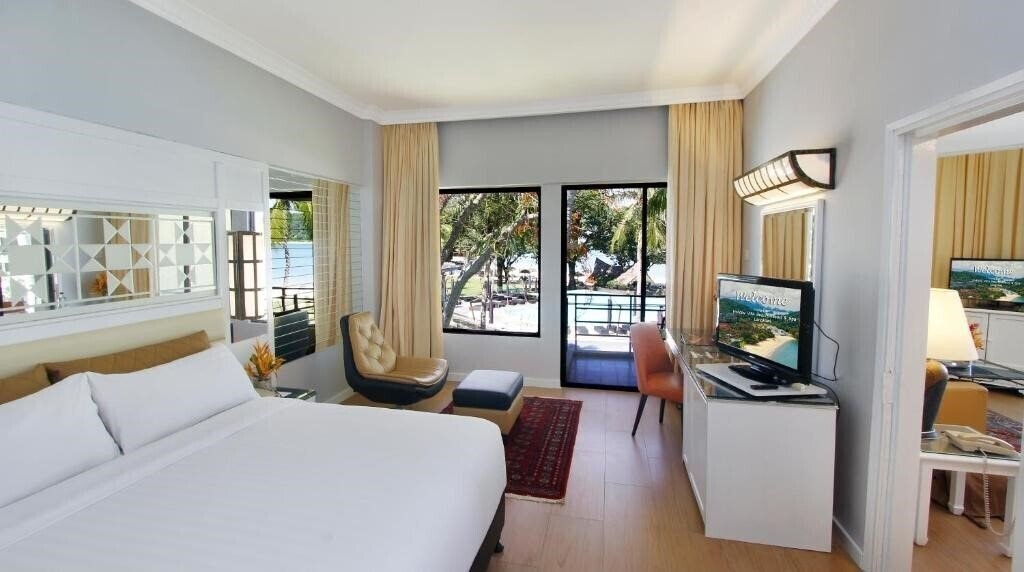 Фото Holiday Villa Beach Resort & SPA 4*