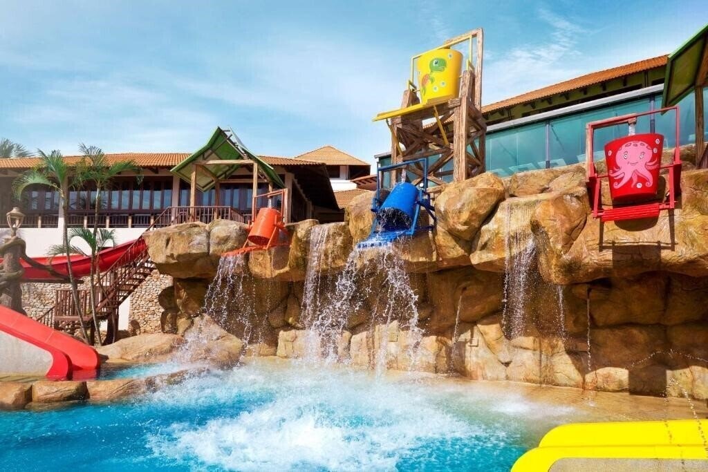 Територія Swiss-Garden Beach Resort Damai Laut 4*