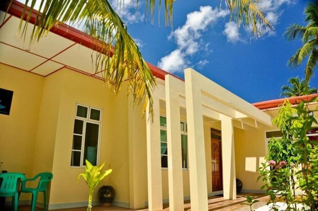 Панорама Charming Holiday Lodge Guest House 4*