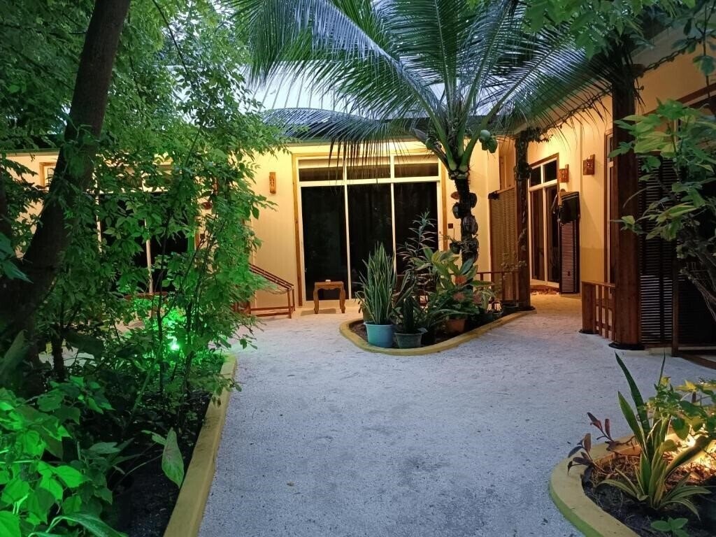 Территория Manta Dhangethi Guest House коттедж