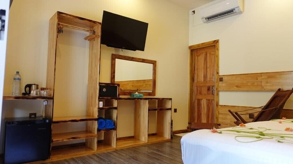 Апартаменты Manta Dhangethi Guest House коттедж