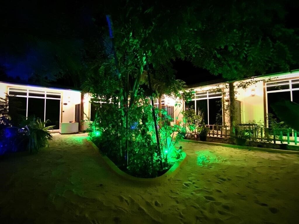 Вид Manta Dhangethi Guest House коттедж