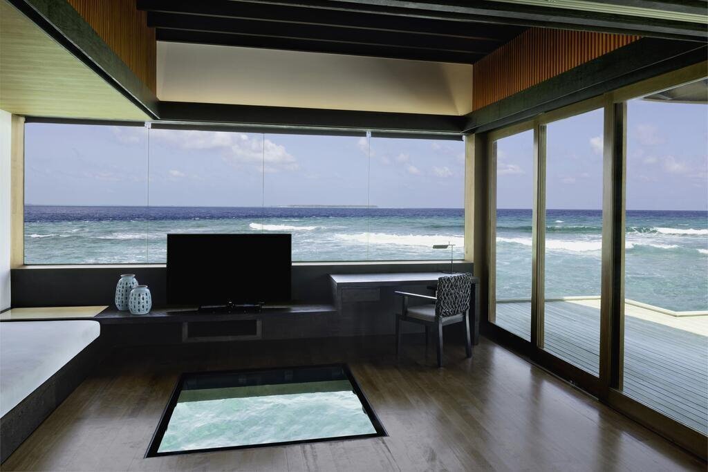 Территория The Westin Maldives Miriandhoo Resort 5*