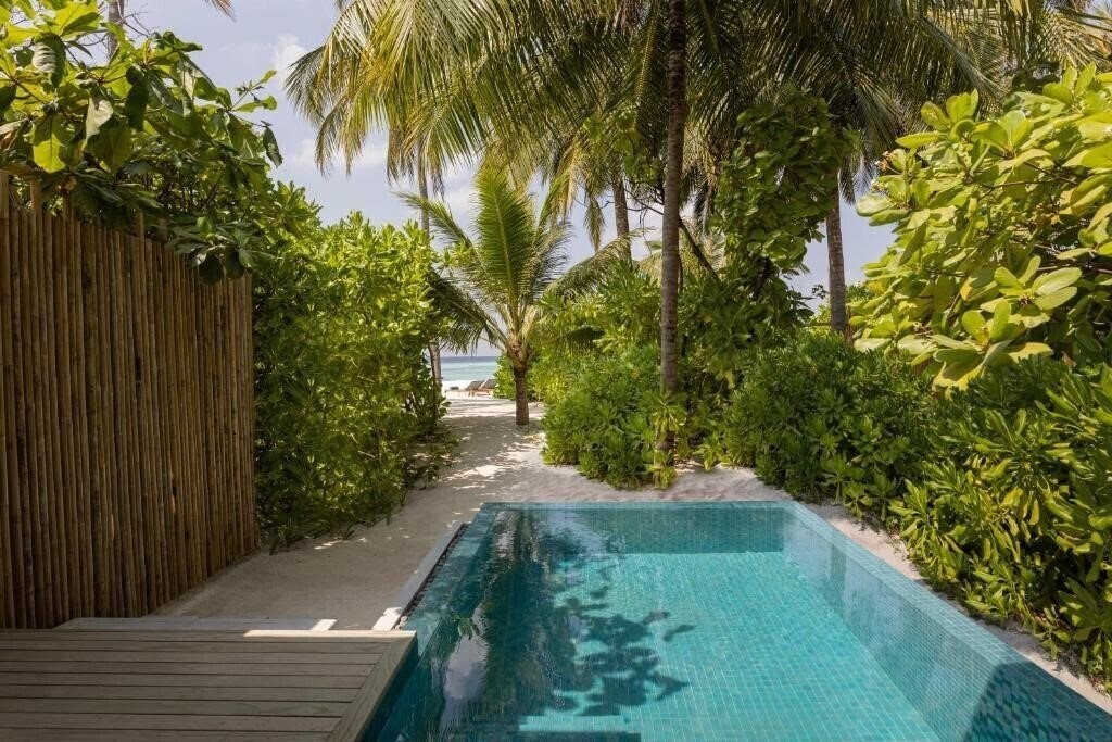 Территория Avani Fares Maldives Resort 5*