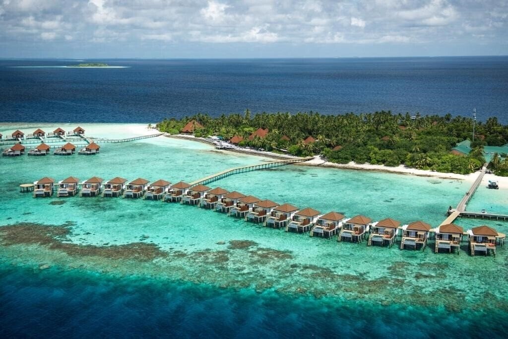 Территория Robinson Maldives 4*