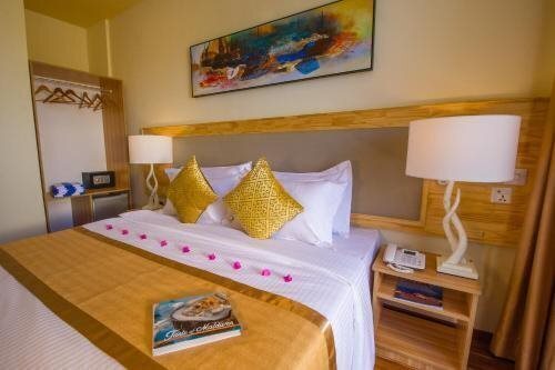 Вид Akasha Beach Maafushi Guest House гостиный двор