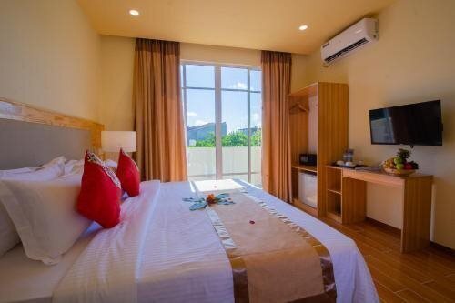 Территория Akasha Beach Maafushi Guest House гостиный двор