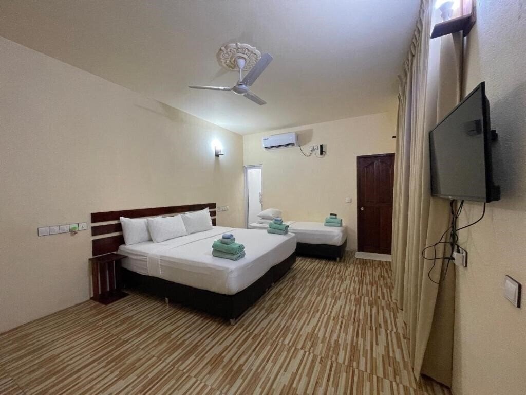 Вид Shoreline Grand Thoddoo Guest House гостиный двор