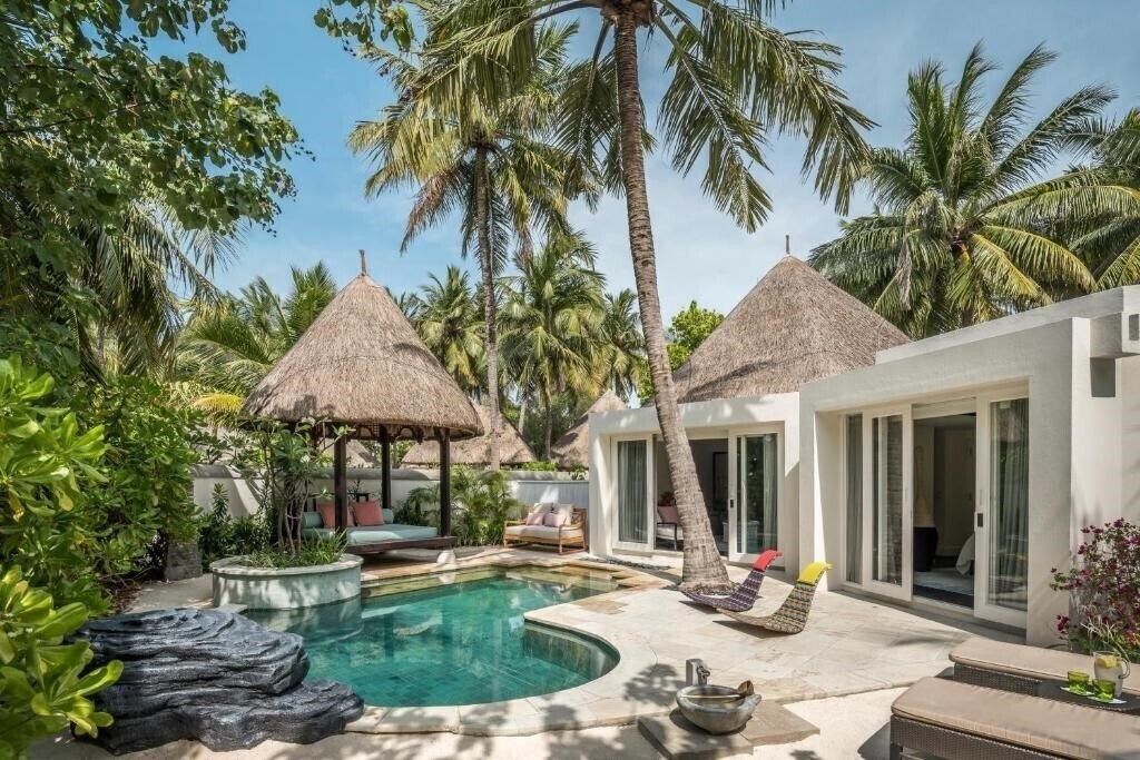 Территория Four Seasons Maldives at Kuda Huraa 5*