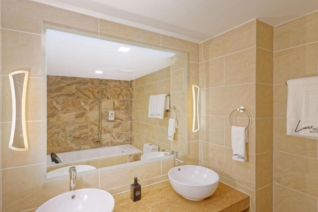 Территория Luau Beach Inn Maldives Guest House гостиный двор