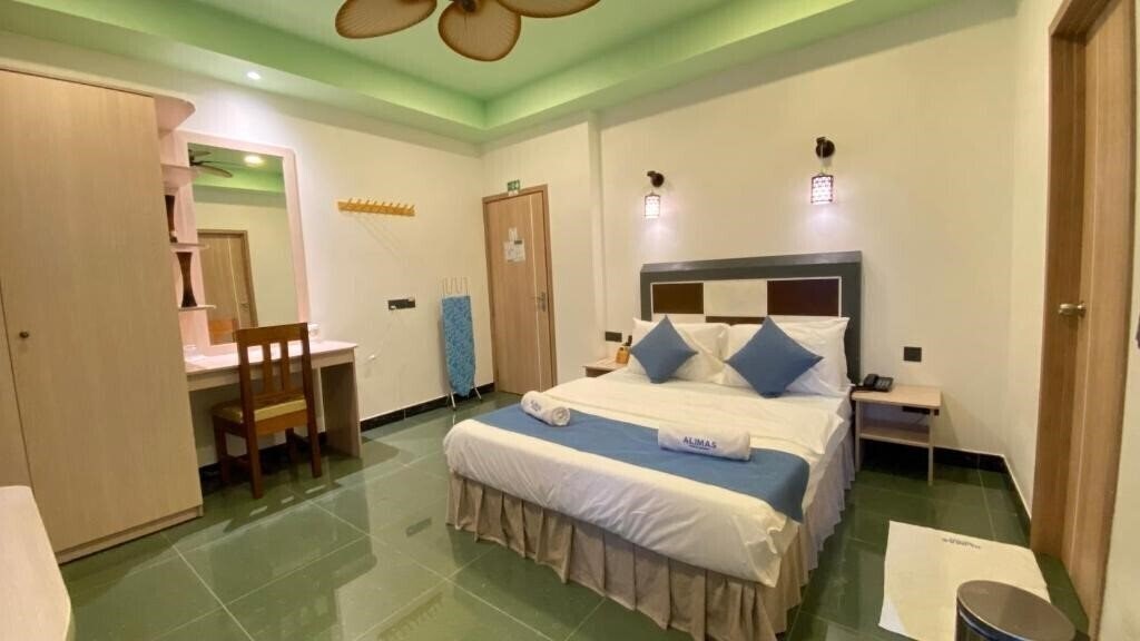 Вид Alimas Retreat Felidhoo Guest House гостиный двор