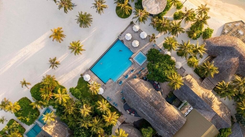 Территория Outrigger Maldives Maafushivaru Resort 5*