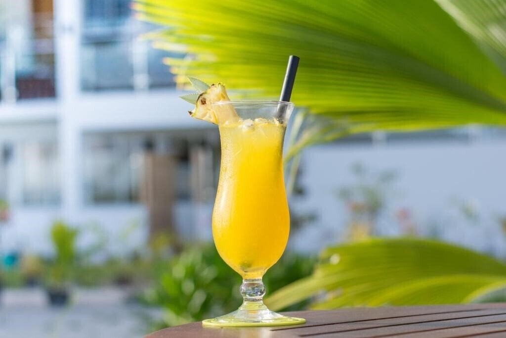 Вид Reef Edge Thulusdhoo Guest House гостиный двор