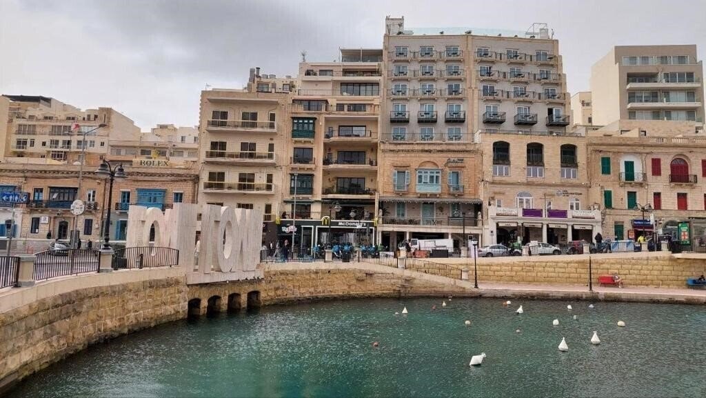 Картинка The Crown 4*