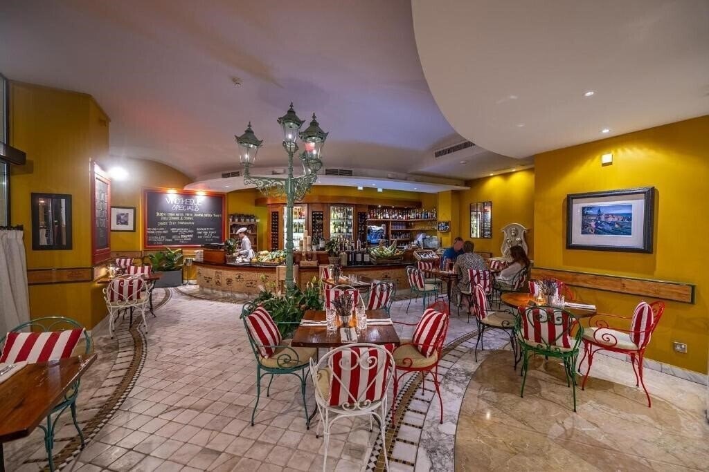 Панорама Marina Hotel At The Corinthia Beach Resort 4*