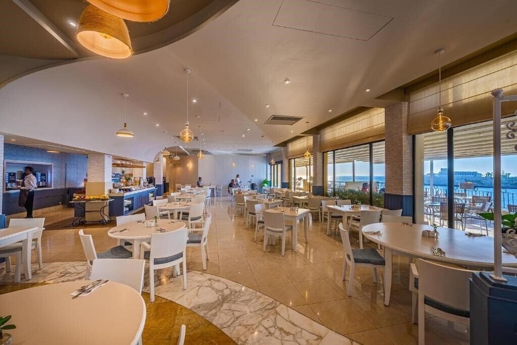 Апартаменты Marina Hotel At The Corinthia Beach Resort 4*
