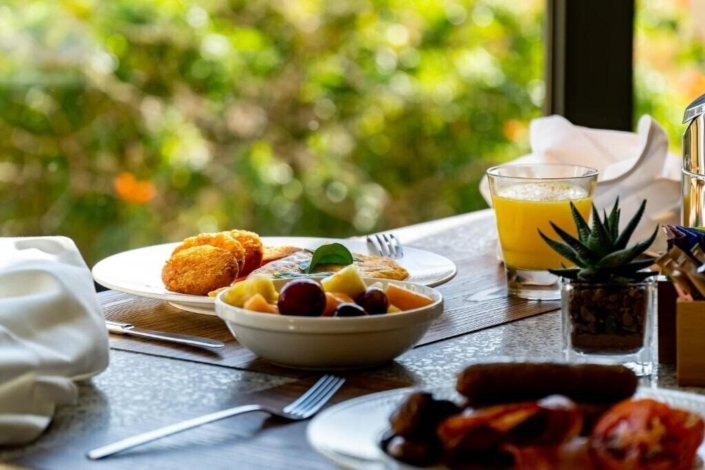 Панорама Le Meridien St. Julians Hotel & SPA 5*