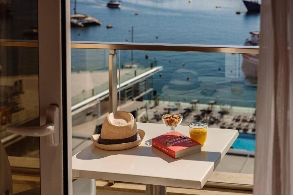 Отель 115 The Strand Aparthotel 3*