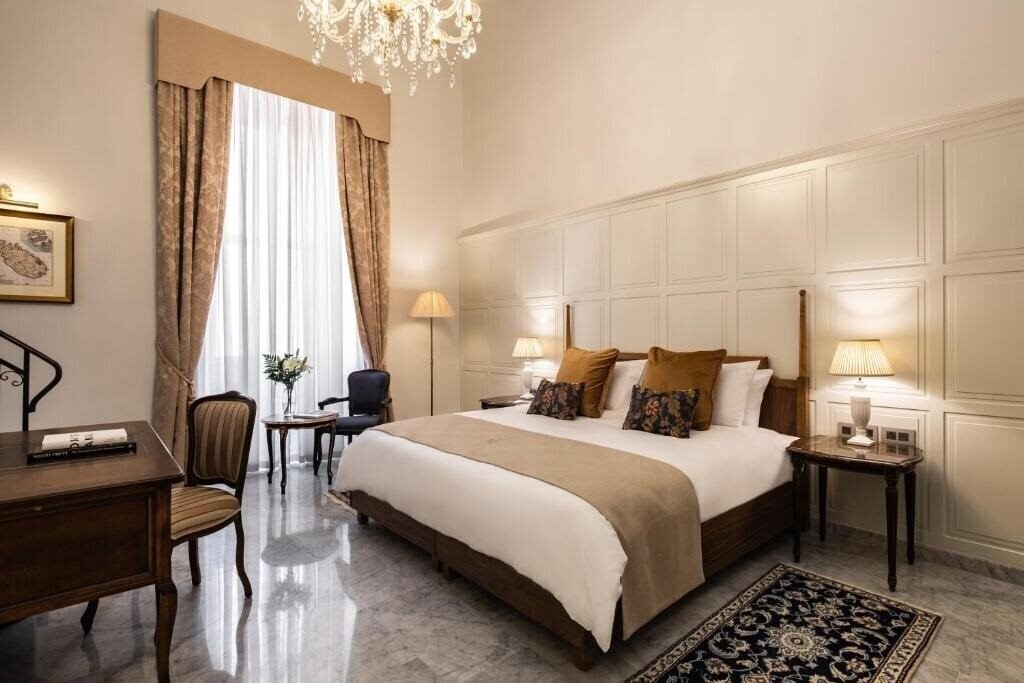 Территория Palais Le Brun 4*