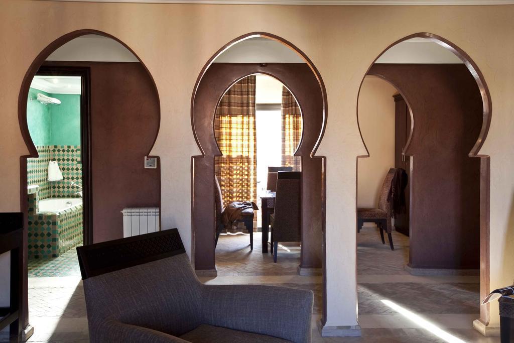 Апартаменты Dellarosa Hotel Suites & SPA 4*