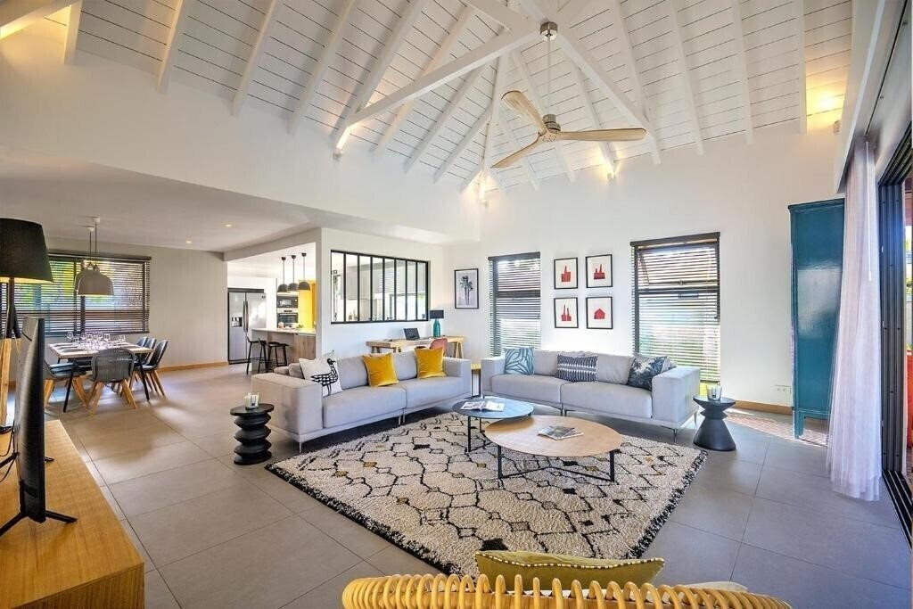 Вид Mythic Suites & Villas вилла