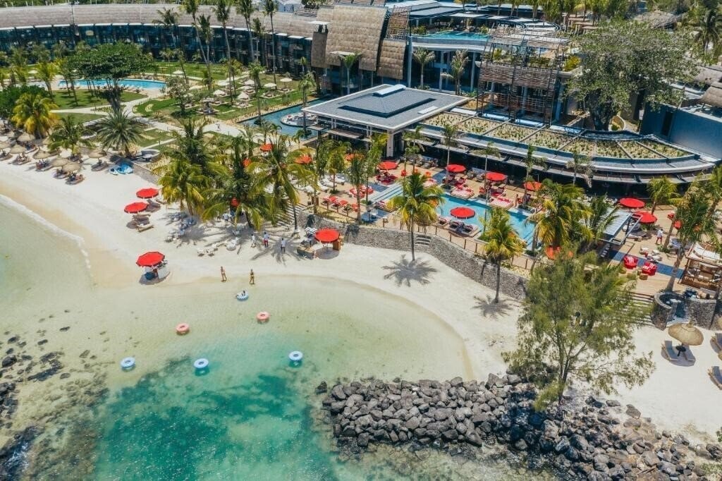 Отель LUX Grand Baie Resort & Residences 5*