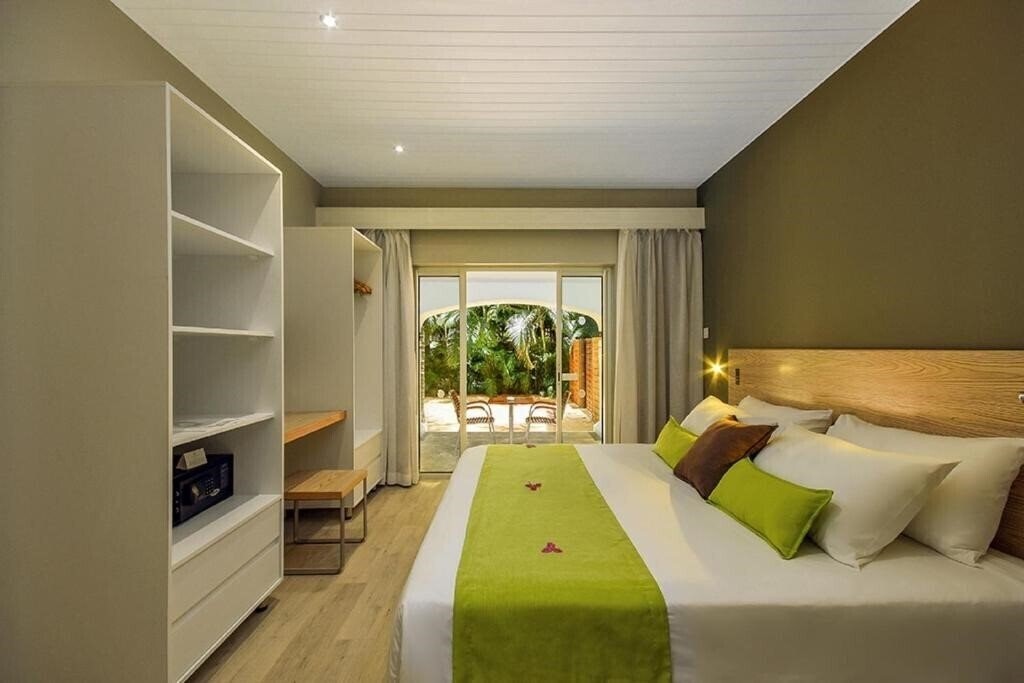 Апартаменты Mauricia Beachcomber Resort & SPA 4*