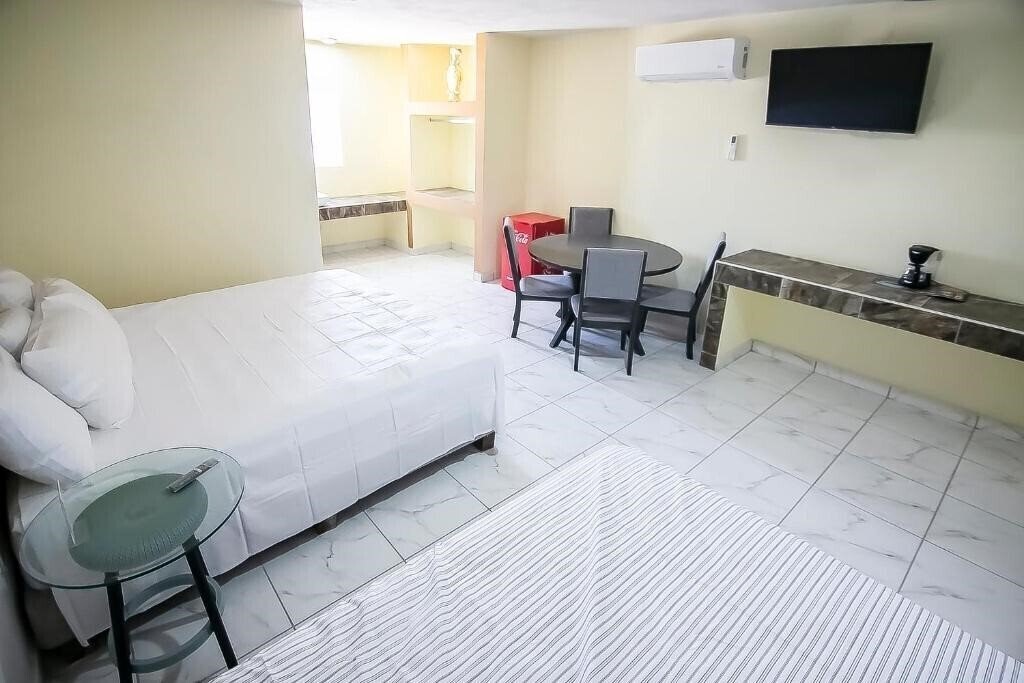 Изображение OYO Hotel Plaza Las Torres, Cabo San Lucas 2*