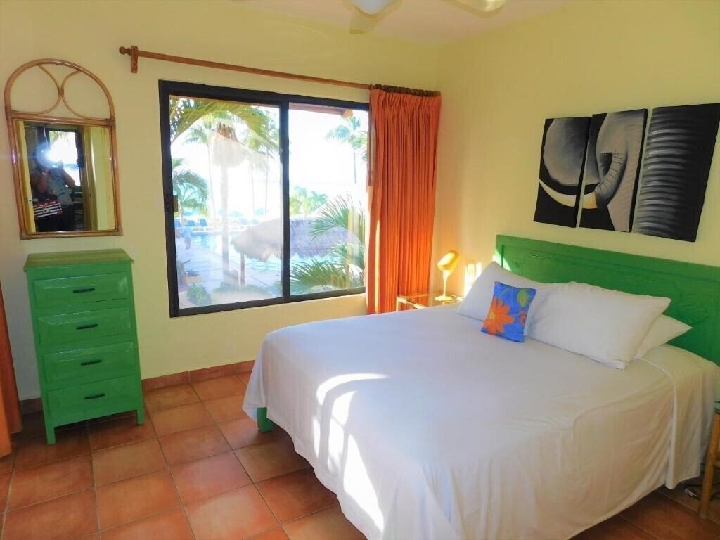 Вид Nautibeach Condos 3*