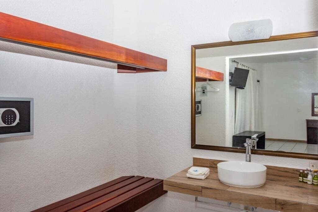 Панорама Pelicano Inn 3*