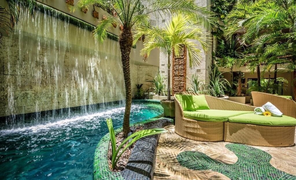 Отель Maya Villa Condo Hotel & Beach Club 4*