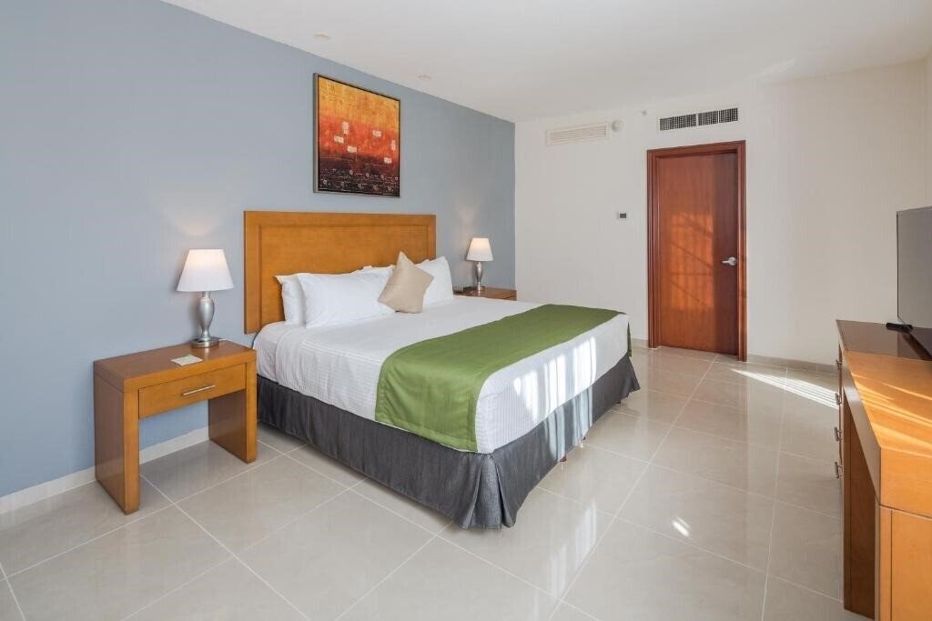 Панорама Wyndham Garden Playa Del Carmen 3*