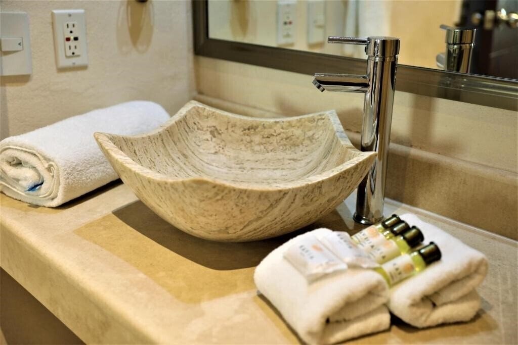 Фотографія 12 Bees Hotel 3*
