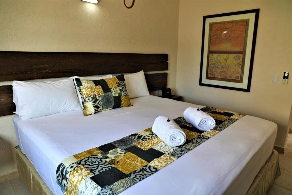 Апартаменти 12 Bees Hotel 3*