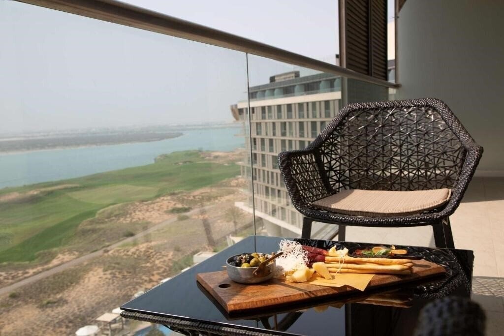 Территория Radisson Blu Hotel Abu Dhabi Yas Island 4*