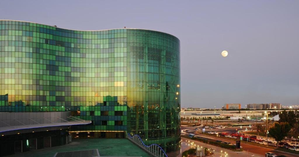 Панорама Millennium Al Rawdah Hotel Abu Dhabi (ex. Millennium Capital Gate Abu Dhabi, Hilton Capital Grand Abu Dhabi) 5*