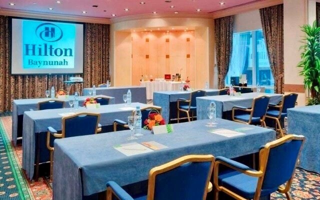 Территория Hilton Baynunah Hotel 5*