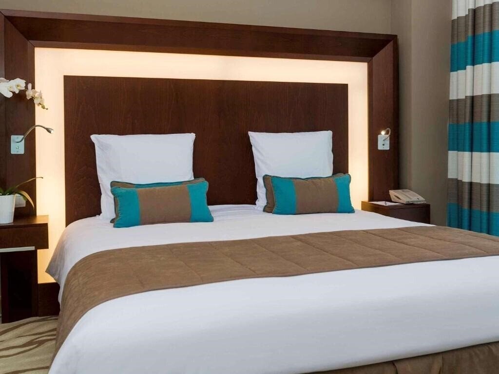 Территория Novotel Dubai Al Barsha Hotel 4*