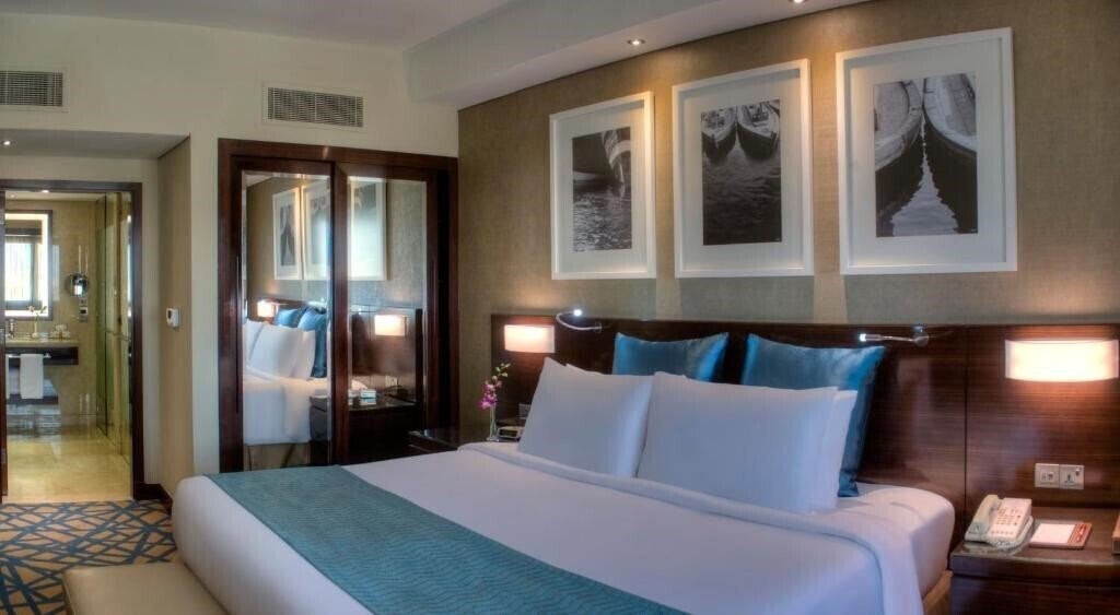 Територія Crowne Plaza Dubai Deira 5*